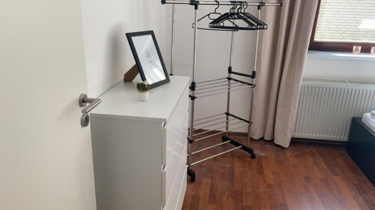 Zimmer In Wohnung Monteure Apartment Kuche Modern Enger Екстериор снимка