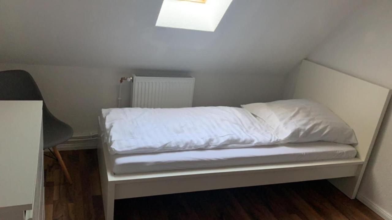 Zimmer In Wohnung Monteure Apartment Kuche Modern Enger Екстериор снимка
